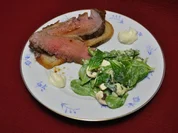 Roastbeef auf italienischem Landbrot an Salat mit selbstgemachter Aioli - Rezept