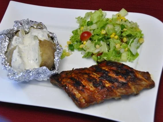 Spareribs, dazu Folienkartoffel mit Quark und einem gemischten Salat - Rezept