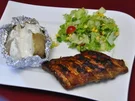 Spareribs, dazu Folienkartoffel mit Quark und einem gemischten Salat - Rezept
