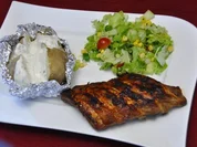 Spareribs, dazu Folienkartoffel mit Quark und einem gemischten Salat - Rezept