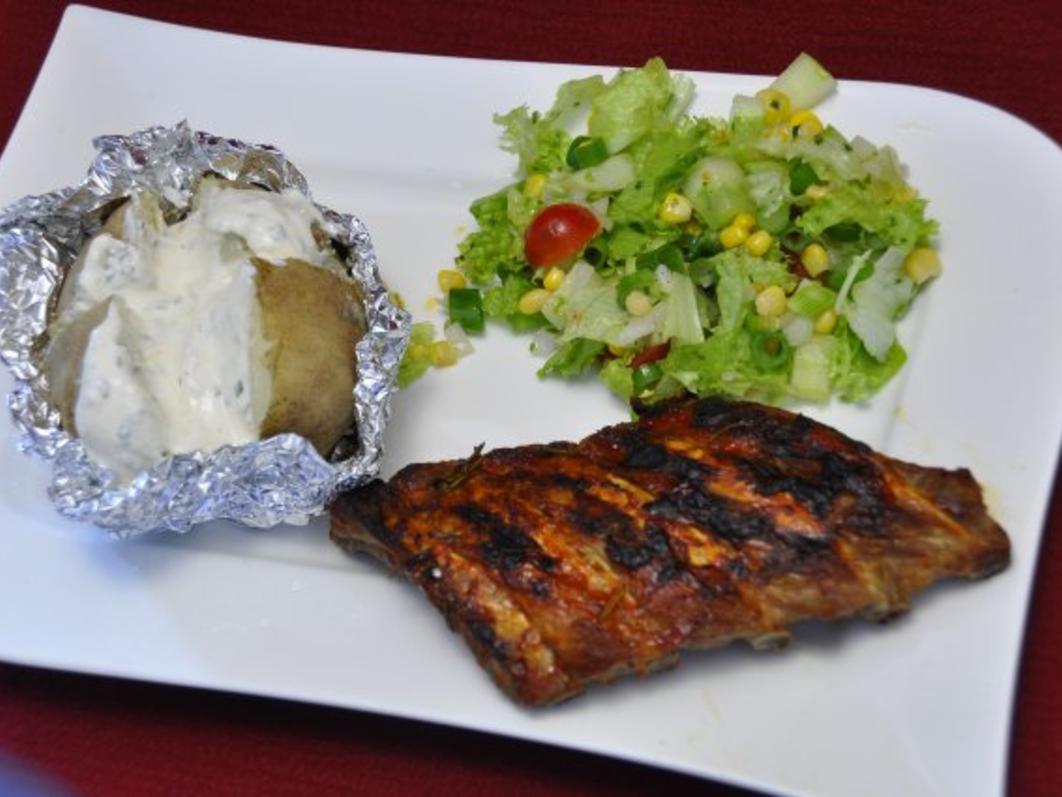 Spareribs, dazu Folienkartoffel mit Quark und einem gemischten Salat ...