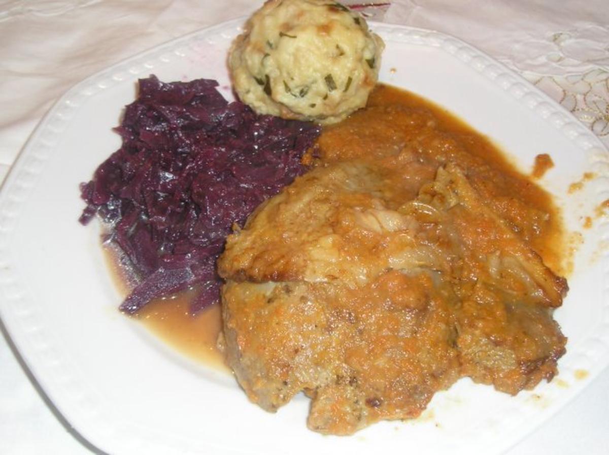 Putenkeulen mit Rotkraut und Erdäpfelknödel - Rezept