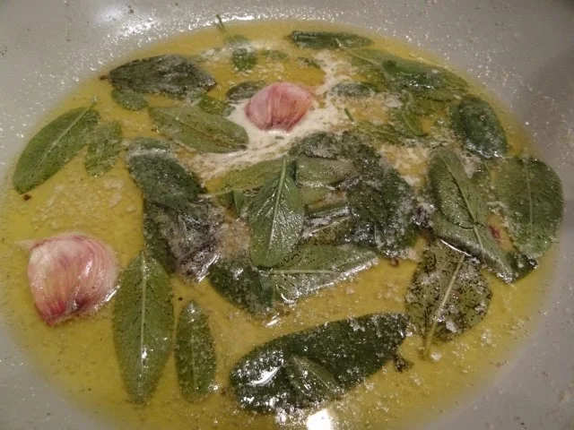 Rezept: Ricottanocken mit gebratener Aubergine und Salbeibutter Bild Nr. 3 Ricottanocken mit gebratener Aubergine und Salbeibutter - Rezept - Bild Nr. 3