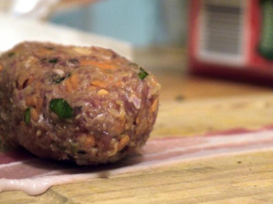 Hackfleisch Möhren Röllchen auf Tomaten Quinoa - einfach - 200 kcal/100g Hackfleisch Möhren Röllchen auf Tomaten Quinoa - einfach - 200 kcal/100g