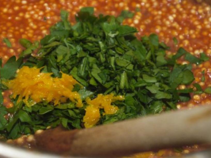Hackfleisch-Möhren-Röllchen auf Tomaten-Quinoa - Rezept - kochbar.de