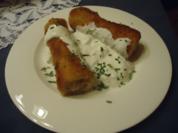 gefüllte Pfannkuchen-Röllchen mit Dip - Rezept
