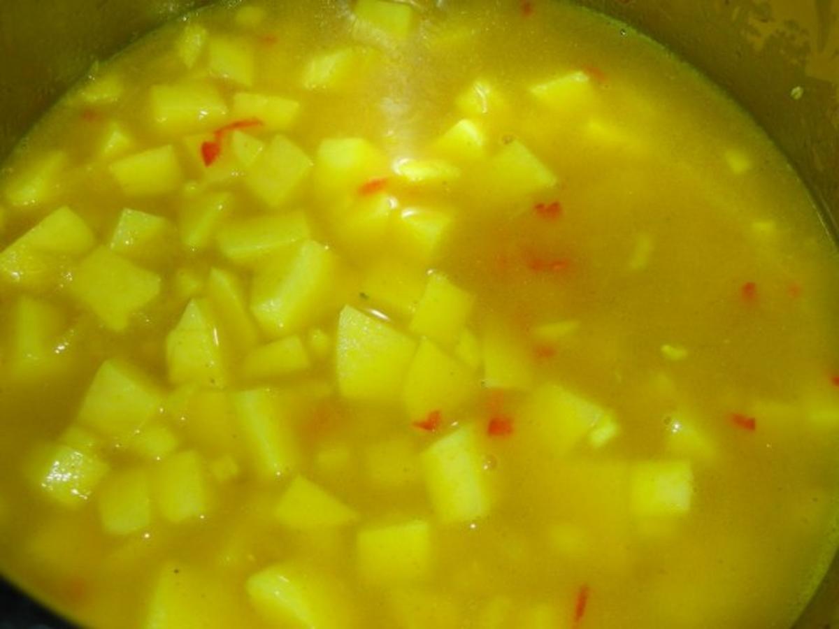 Feurige Currysuppe mit Garnelen und Kartoffelchips - Rezept - kochbar.de