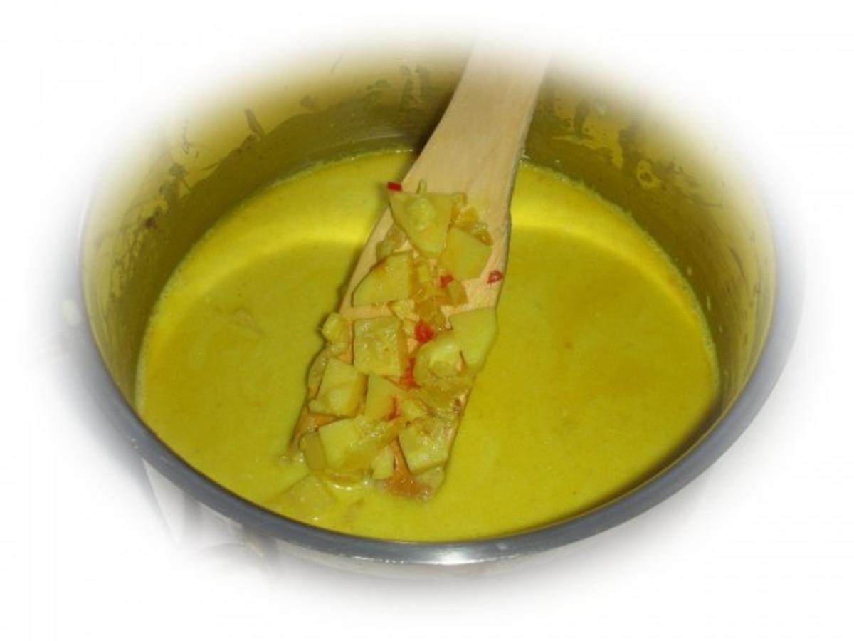 Feurige Currysuppe mit Garnelen und Kartoffelchips - Rezept - kochbar.de