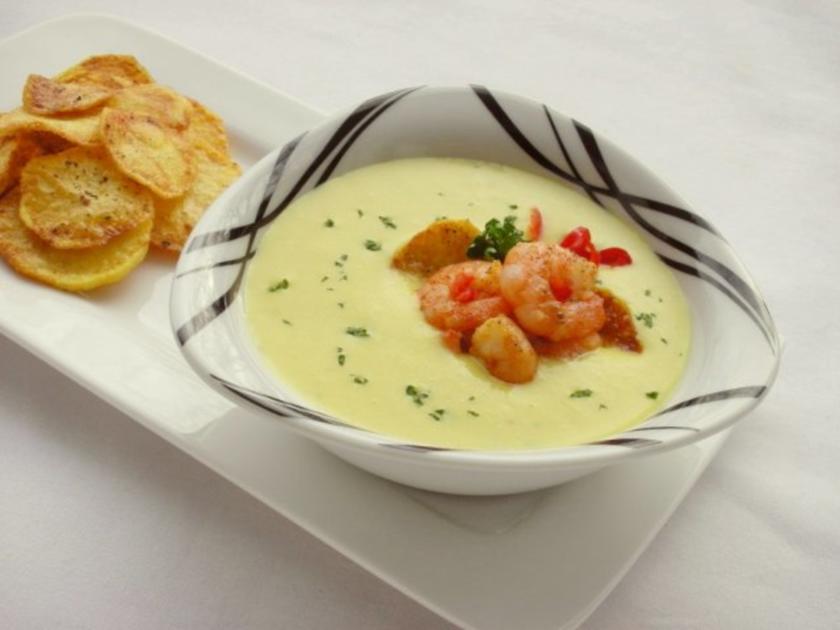 Feurige Currysuppe mit Garnelen und Kartoffelchips - Rezept - kochbar.de