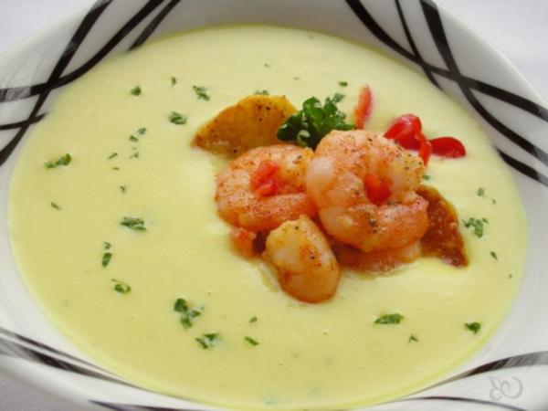 Feurige Currysuppe mit Garnelen und Kartoffelchips - Rezept - kochbar.de