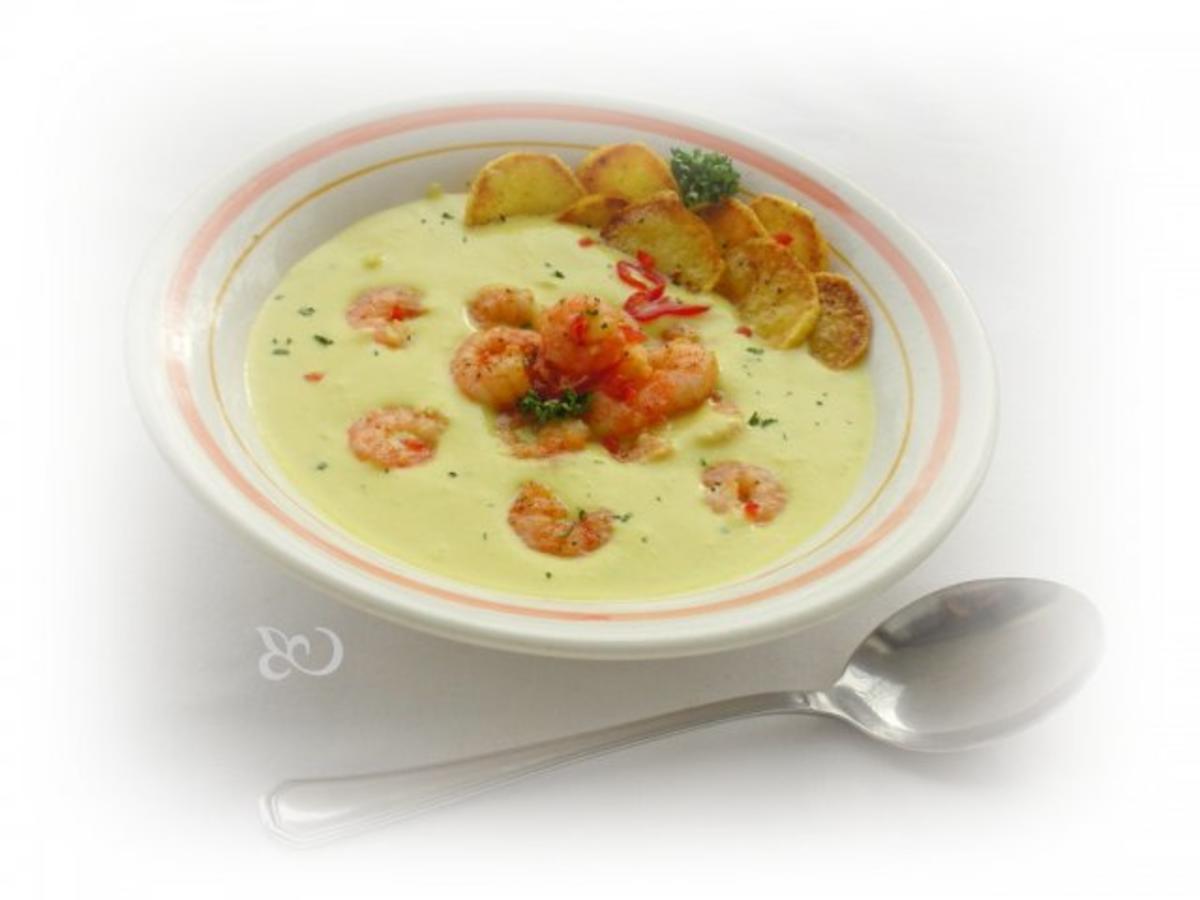 Feurige Currysuppe mit Garnelen und Kartoffelchips - Rezept - kochbar.de
