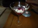 Mascarpone-Sahnecreme auf Beerenpüree mit Kekskrümel und Schokostreuseln - Rezept