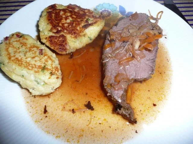 Hirschbraten mit Kartoffel-Plätzchen,Pfifferlingen und Jägersalat - Rezept