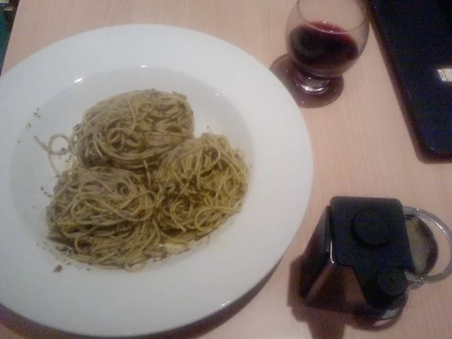 SPAGHETTI INFERNALE RAPIDAMENTE - TURBOSCHNELLE SPAGHETTIINI IN HAMMERGEILEM PESTO - Rezept