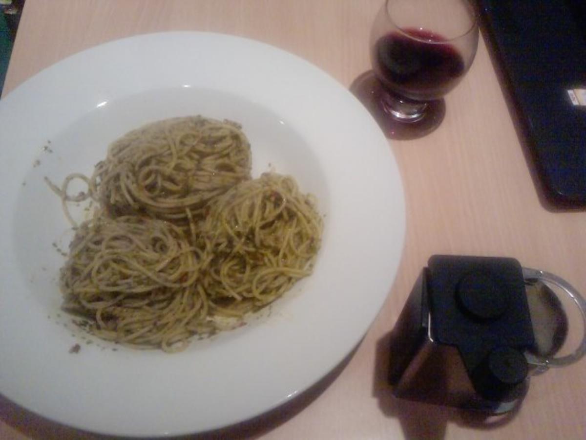 Bilder für SPAGHETTI INFERNALE RAPIDAMENTE - TURBOSCHNELLE SPAGHETTIINI IN HAMMERGEILEM PESTO - Rezept