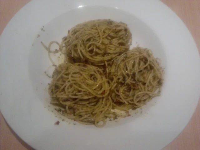 SPAGHETTI INFERNALE RAPIDAMENTE - TURBOSCHNELLE SPAGHETTIINI IN HAMMERGEILEM PESTO - Rezept - Bild Nr. 3