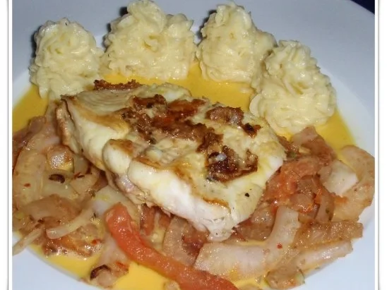 Seezunge auf gebratenem Fenchel-Tomatengemüse, Kartoffelpüree und Safran-Vanille-Sauce - Rezept