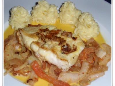 Rezept: Seezunge auf gebratenem Fenchel-Tomatengemüse, Kartoffelpüree und Safran-Vanille-Sauce Seezunge auf gebratenem Fenchel-Tomatengemüse, Kartoffelpüree und Safran-Vanille-Sauce - Rezept