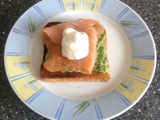Rezept: Toast mit Räucherlachs und Avocadocreme Toast mit Räucherlachs und Avocadocreme - Rezept