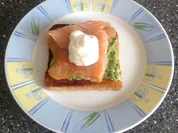 Toast mit Räucherlachs und Avocadocreme - Rezept