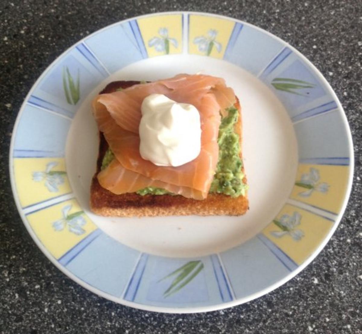 Bilder für Toast mit Räucherlachs und Avocadocreme - Rezept