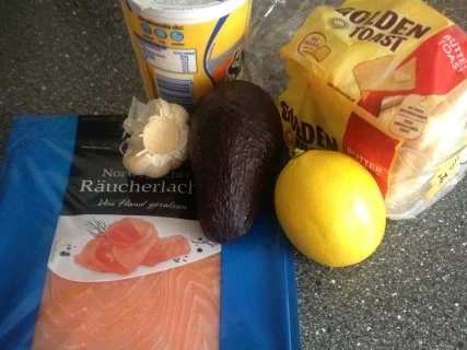 Rezept: Toast mit Räucherlachs und Avocadocreme Bild Nr. 2 Toast mit Räucherlachs und Avocadocreme - Rezept - Bild Nr. 2