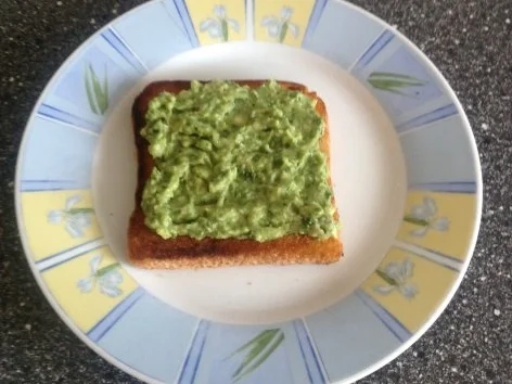Rezept: Toast mit Räucherlachs und Avocadocreme Bild Nr. 6 Toast mit Räucherlachs und Avocadocreme - Rezept - Bild Nr. 6