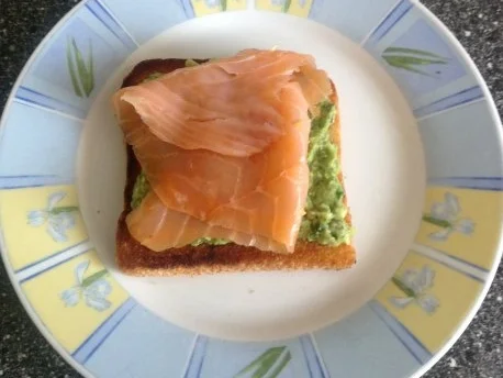 Rezept: Toast mit Räucherlachs und Avocadocreme Bild Nr. 7 Toast mit Räucherlachs und Avocadocreme - Rezept - Bild Nr. 7