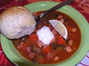 Rezept: Soljanka mit warmen Kräuterbrötchen so wie wir sie mögen Soljanka mit warmen Kräuterbrötchen so wie wir sie mögen - Rezept