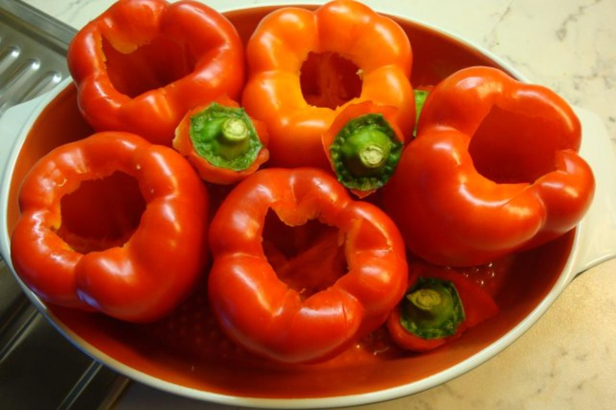 Paprikaschoten mit pikanter Füllung in Tomatensauce - Rezept