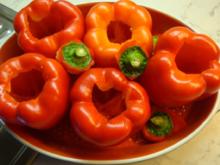 Paprikaschoten mit pikanter Füllung in Tomatensauce - Rezept