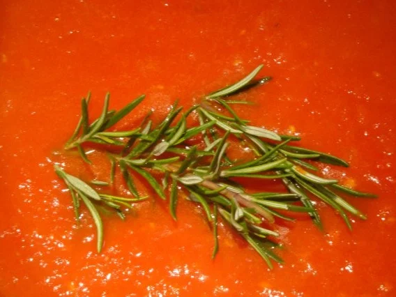 Paprikaschoten mit pikanter Füllung in Tomatensauce - Rezept - Bild Nr. 2