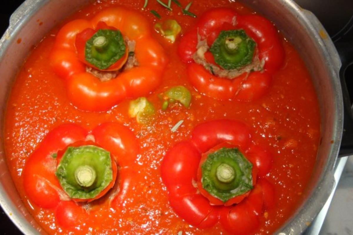 Paprikaschoten mit pikanter Füllung in Tomatensauce - Rezept - Bild Nr. 3