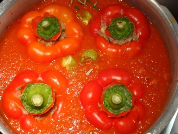 Paprikaschoten mit pikanter Füllung in Tomatensauce - Rezept - Bild Nr. 3