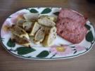 Resteverwertung : Gebratene Maultaschen mit grobem Leberkäse dazu Gurken-Paprika-Salat - Rezept