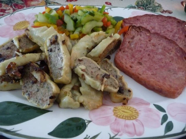 Resteverwertung : Gebratene Maultaschen mit grobem Leberkäse dazu Gurken-Paprika-Salat - Rezept - Bild Nr. 2
