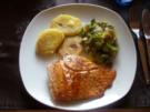Lachs mit gebratenen Klößen und Rosenkohl - Rezept