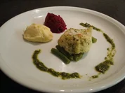 Kabeljau-Filet auf einem Bett von grünen Bohnen, Nocken von Kartoffel- und rote Bete-Püree - Rezept