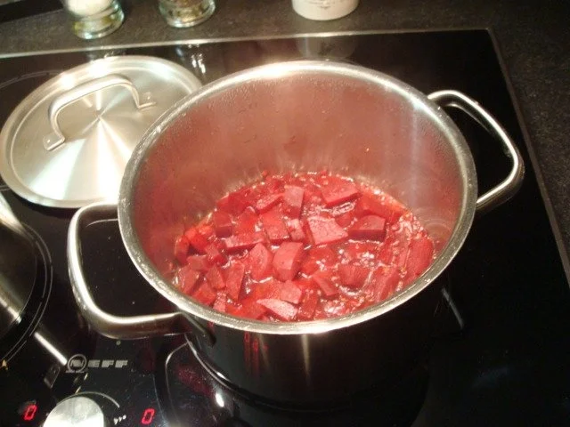 Kabeljau-Filet auf einem Bett von grünen Bohnen, Nocken von Kartoffel- und rote Bete-Püree - Rezept - Bild Nr. 2