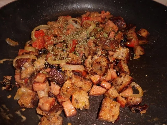 Pfannengericht: Rahmbrot-Wurstpfanne mit Tomaten - Rezept