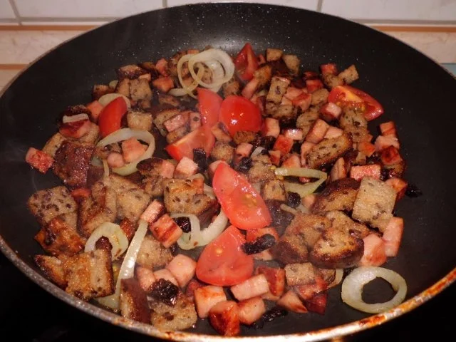 Pfannengericht: Rahmbrot-Wurstpfanne mit Tomaten - Rezept - Bild Nr. 4