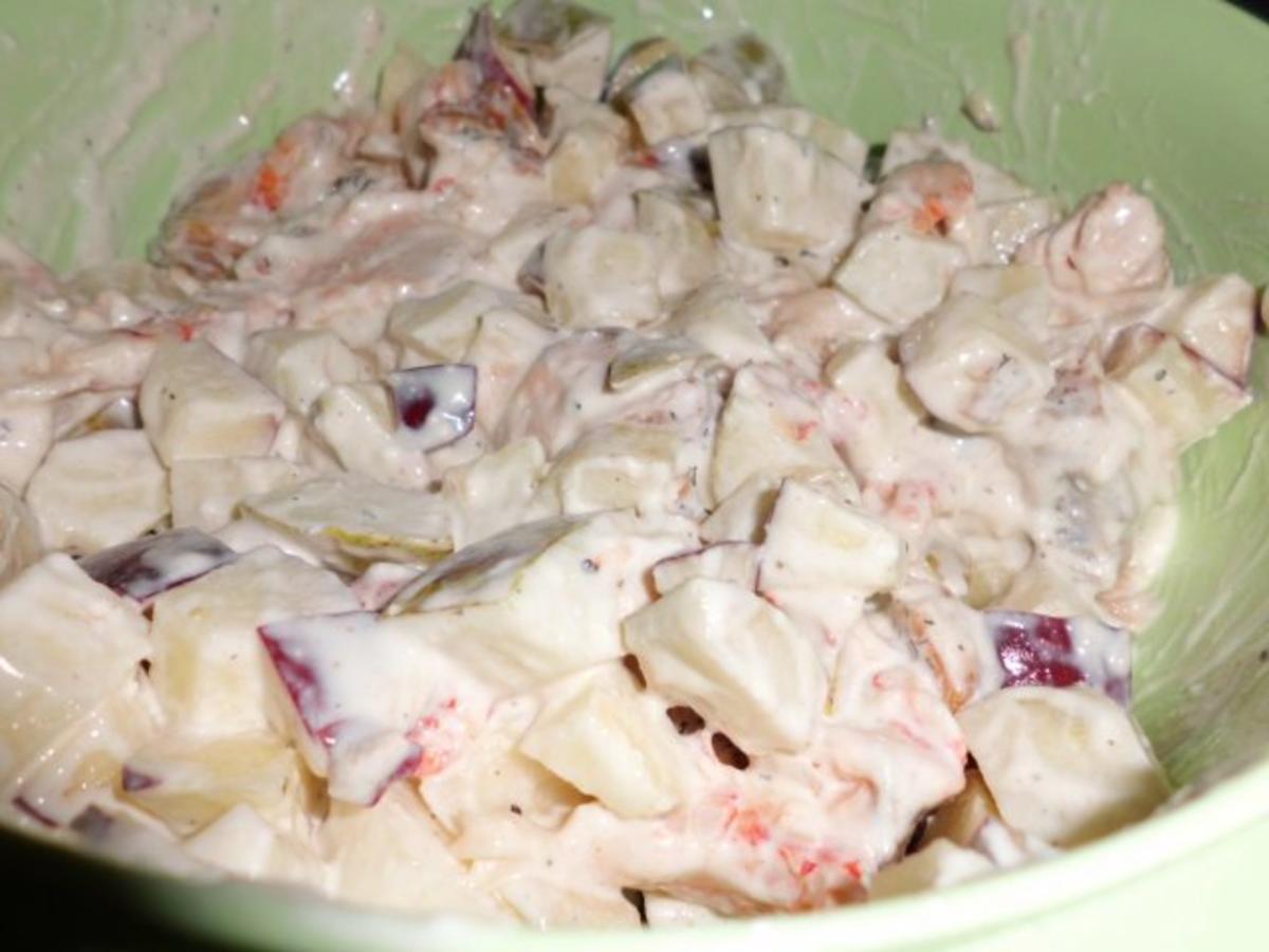 Salat: Lachs-Obst-Salat mit Flusskrebsschwänzen - Rezept