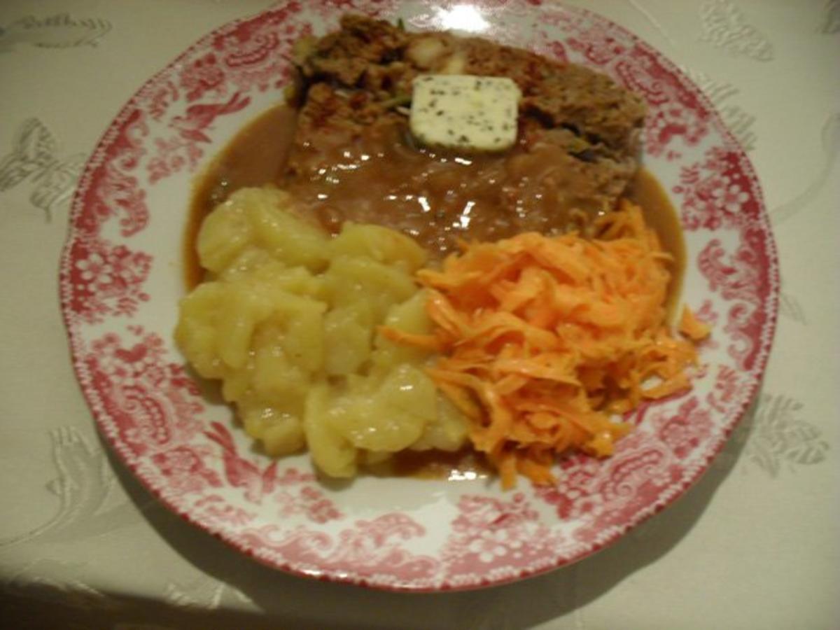 Hackbraten gefüllt mit Lauch und Champignons aus dem Ofen - Rezept ...