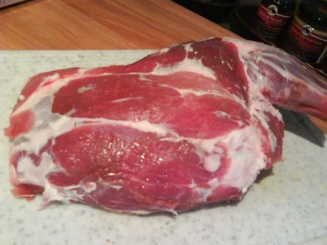 Rezept: Lammschulter mit Knoblauch gespickt und NT-gegart Bild Nr. 2 Lammschulter mit Knoblauch gespickt und NT-gegart - Rezept - Bild Nr. 2