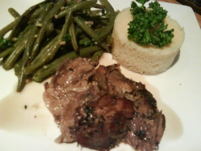 Rezept: Lammschulter mit Knoblauch gespickt und NT-gegart Lammschulter mit Knoblauch gespickt und NT-gegart - Rezept