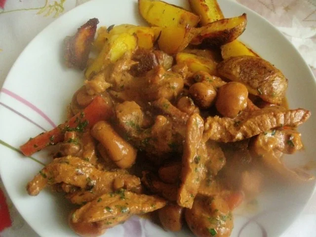 Rahmpfännchen mit Kotelett  Pilzen und Backofenkartoffeln - Rezept - Bild Nr. 2