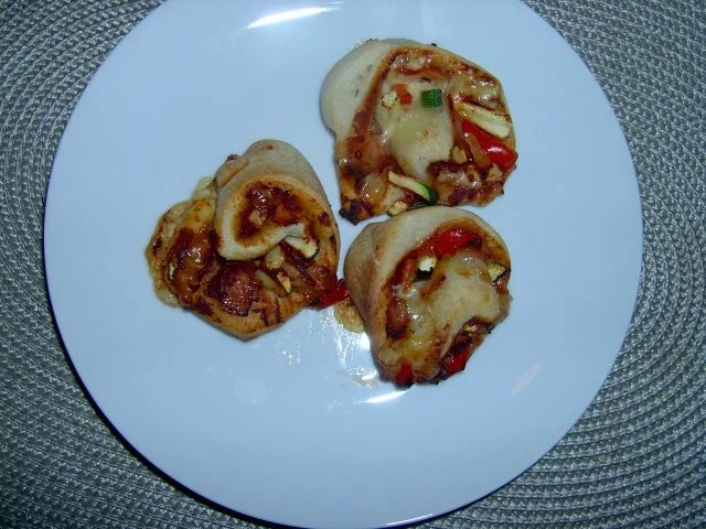 Pizzarolle - Kochschinken, Paprika, Champignons, Zucchini - Rezept