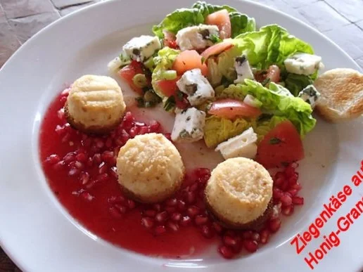 Gebackener-Ziegenkäse auf Honig-Granatapfel - Rezept