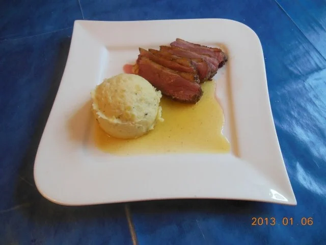 Kochen: Entenbrust mit Pfeffer-Kartoffelpüree und Olivenölbutter - Rezept