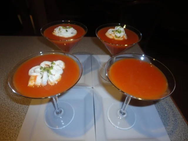 karamelisiertes Tomaten Süppchen mit Pistazien Sahne - Rezept